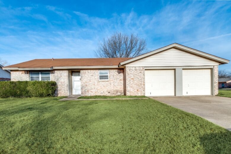 A property photo of 900 Skelly Street  Crowley TX 76036